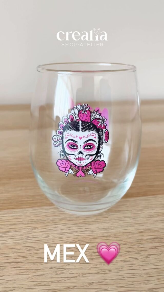 Comparteixo amb vosaltres part d’un projecte molt especial: MEX! Una marca dissenyada i il·lustrada amb passió.✨

Cada detall està cuidat amb amor, des del logo fins als acabats de cada aplicació. Per a mi, @mexcream és més que una marca 💗.

En aquest vídeo, podeu veure un dels gots serigrafiats amb la Catrina de Mex, la coneixeu, ja?

#marca #disseny #il·lustració #detalls #packagingil·lustrat #amor #passió #packaging  #diseñoembalaje #diseñadoragrafica #diseñadorapackaging #instagram #novetat #barcelona #catalunya #espanya #mexcream #licoresmex